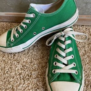 Kelly green all star Chuck Taylor’s